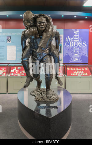 Musée de la médecine militaire, caserne Keogh, Mytchett, Surrey, UK. Statue d'un soldat portant un homme blessé sur le champ de bataille Banque D'Images