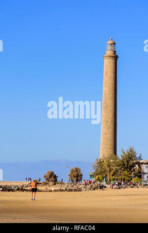 Les gens marcher sur les dunes de Maspalomas contre phare de Maspalomas en été Banque D'Images