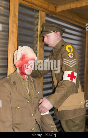 Musée de la médecine militaire, caserne Keogh, Mytchett, Surrey, UK. Diorama de soldat avec une blessure à la tête d'être pansée Banque D'Images