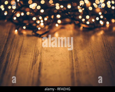 Fée de Noël lumières sur une table en bois,studio shot. Banque D'Images