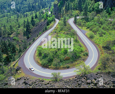 Les courbes en forme de U sur le fleuve Columbia historique l'autoroute dans la gorge du Columbia Receation National près de Hood River dans l'Oregon. Banque D'Images