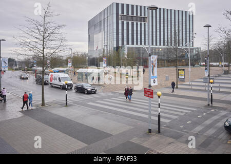 Passage pour piétons du cube pour les magasins de Corporation street dans le centre-ville de Corby, Angleterre. Banque D'Images