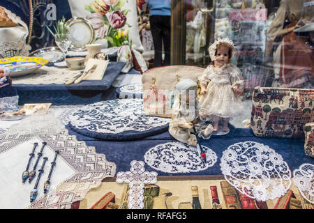 La dentelle belge blanc à vendre comme souvenirs touristiques en vitrine de boutique/boutique touristique dans la ville de Bruges, Flandre occidentale, Belgique Banque D'Images