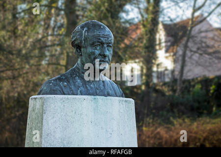 Buste du poète Flamand Guido Gezelle dans jardin de naissance dans la ville de Bruges, Flandre occidentale, Belgique Banque D'Images