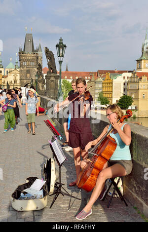 Deux musiciens classiques femme de la rue sur le pont Charles en été, Prague, République Tchèque Banque D'Images