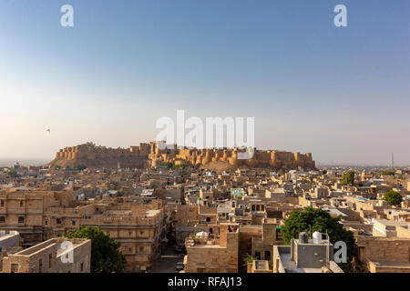 Panorama de Fort Jaisalmer - l'un des plus grands forts dans le monde, connu sous le nom de Sonar quila Fort d'or sur le lever du soleil. Udaipur, Rajasthan, Inde Banque D'Images