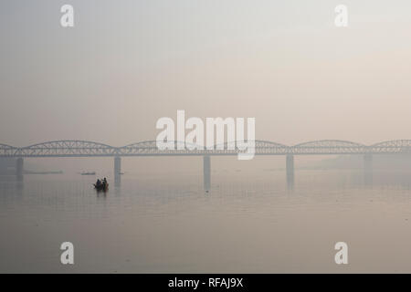 Rajghat pont sur fleuve Ganges au lever du soleil. Aussi connu sous le pont Malviya c'est un pont à deux étages avec les rails sur le niveau inférieur et véhicules Banque D'Images