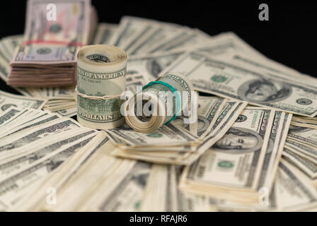 Arrière-plan de trésorerie ou financiers avec les factures USD éparpillés sur une table, attachés en rouleaux et les bottes avec 6 peu profondes dans une image conceptuelle Banque D'Images