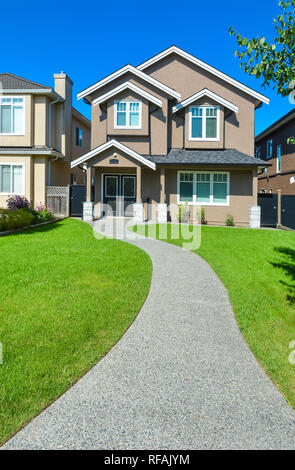 Nouvelle petite maison familiale avec un sentier en béton dans la région de Vancouver (Colombie-Britannique) Banque D'Images