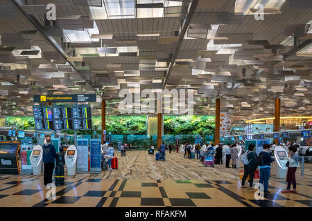 Singapour - Janvier 2019 : l'aéroport de Singapour Changi architecture et passagers. Singapour. L'aéroport de Changi est l'un des plus grands aéroports en Asie. Banque D'Images