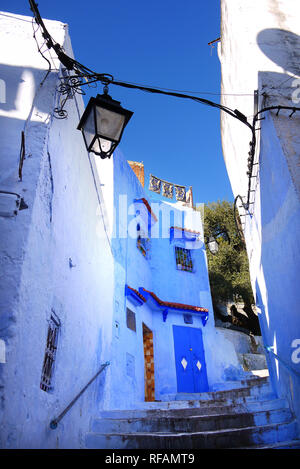 Scène de rue à Chefchaouen, Maroc's Blue City. Banque D'Images