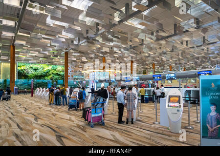 Singapour - Janvier 2019 : l'aéroport de Singapour Changi architecture et passagers. Singapour. L'aéroport de Changi est l'un des plus grands aéroports en Asie. Banque D'Images