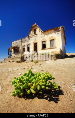 Extérieur de maison allemande dans la ville minière de diamants désertes, Kolmanskop, Namibie Banque D'Images