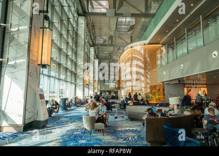 Singapour - Janvier 2019 : l'aéroport de Singapour Changi architecture et passagers. Singapour. L'aéroport de Changi est l'un des plus grands aéroports en Asie. Banque D'Images