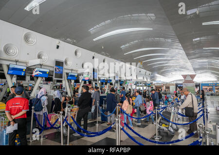 Jakarta, Indonésie - Janvier 2019 : Les passagers à l'aéroport international d'Kualanamu au comptoir à Medan, au nord de Sumatra, en Indonésie. Banque D'Images