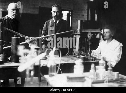 Dans le laboratoire de M. et Mme. Curie tout en prenant une mesure de la radioactivité. Banque D'Images