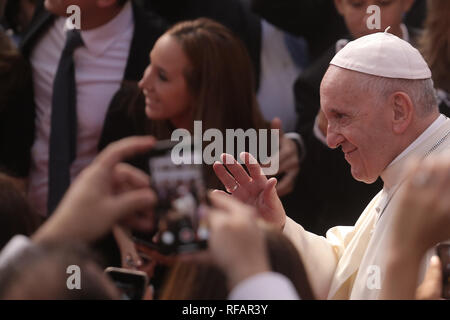 La ville de Panama, Panama. 24 Jan, 2019. Le pape François (r) vagues à son fidèle au cours de sa visite au ministère des Affaires étrangères du Panama. La 34e Journée mondiale de la jeunesse sera célébrée dimanche 27.01.2019 jusqu'à Panama City. Credit : Mauricio Valenzuela/dpa/Alamy Live News Banque D'Images