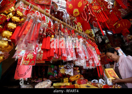 Yangon. 24 Jan, 2019. Photo prise le 24 janvier 2019 montre les objets de décoration pour la Nouvelle Année lunaire chinoise dans un magasin situé dans le quartier chinois de Yangon, Myanmar. Credit : U Aung/Xinhua/Alamy Live News Banque D'Images
