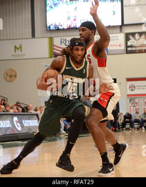 Oshkosh, Wisconsin, USA. 23 Jan, 2019. L'avant du troupeau du Wisconsin Michael Qualls lecteurs à la NBA panier au cours d'un G-League match entre la ville des vents et le troupeau de taureaux du Wisconsin à la Nation Menominee Arena de Oshkosh, Wisconsin. Ricky Bassman/CSM/Alamy Live News Banque D'Images