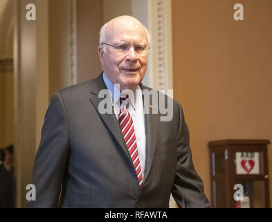 Washington, District de Columbia, Etats-Unis. 24 Jan, 2019. États-unis le sénateur Patrick Leahy (démocrate du Vermont) quitte le Sénat américain après avoir deux votes sur un projet de loi visant à rouvrir le gouvernement au Capitole à Washington, DC le jeudi 24 janvier 2019. Les deux propositions ont été votées et les deux n'a pas réussi à obtenir suffisamment de voix pour adopter Credit : Ron Sachs/CNP/ZUMA/Alamy Fil Live News Banque D'Images