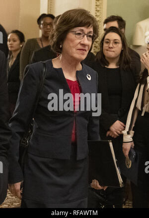 Washington, District de Columbia, Etats-Unis. 24 Jan, 2019. États-unis le sénateur Susan Collins (républicain du Maine) promenades pour les Etats-Unis du Sénat pour deux voix, sur la législation de rouvrir le gouvernement dans le Capitole à Washington, DC le jeudi 24 janvier 2019. Les deux propositions ont été votées et les deux n'a pas réussi à obtenir suffisamment de voix pour adopter Credit : Ron Sachs/CNP/ZUMA/Alamy Fil Live News Banque D'Images