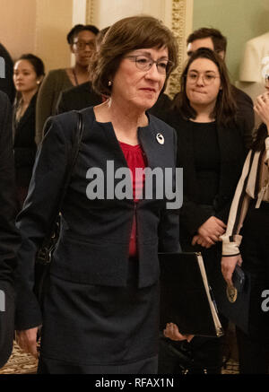 Obtenir suffisamment de voix pour passer. 24 Jan, 2019. États-unis le sénateur Susan Collins (républicain du Maine) promenades pour les Etats-Unis du Sénat pour deux voix, sur la législation de rouvrir le gouvernement dans le Capitole à Washington, DC le jeudi 24 janvier 2019. Les deux propositions ont été votées et les deux n'a pas réussi à obtenir suffisamment de voix pour passer. Credit : Ron Sachs/CNP Crédit dans le monde entier | conditions : dpa/Alamy Live News Banque D'Images