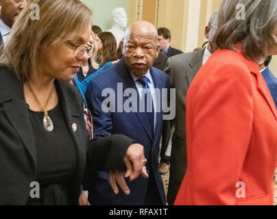 Obtenir suffisamment de voix pour passer. 24 Jan, 2019. Représentant des États-Unis John Lewis (démocrate de la Géorgie) est parmi les démocrates de la Chambre nous nous marcher jusqu'à la salle du Sénat pour assister les deux voix pour rouvrir le gouvernement au Capitole à Washington, DC le jeudi 24 janvier 2019. Les deux propositions ont été votées et les deux n'a pas réussi à obtenir suffisamment de voix pour passer. Credit : Ron Sachs/CNP Crédit dans le monde entier | conditions : dpa/Alamy Live News Banque D'Images