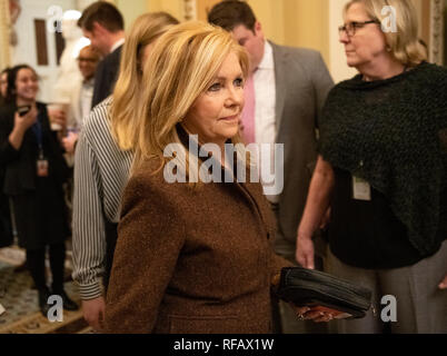 Obtenir suffisamment de voix pour passer. 24 Jan, 2019. Sénateur des États-Unis Marsha Blackburn (républicain du Tennessee) Promenades à la salle du Sénat pour deux voix, sur la législation de rouvrir le gouvernement dans le Capitole à Washington, DC le jeudi 24 janvier 2019. Les deux propositions ont été votées et les deux n'a pas réussi à obtenir suffisamment de voix pour passer. Credit : Ron Sachs/CNP Crédit dans le monde entier | conditions : dpa/Alamy Live News Banque D'Images