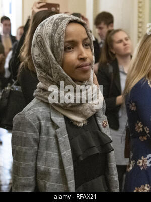 Washington, District de Columbia, Etats-Unis. 24 Jan, 2019. Représentant des États-Unis Ilhan Omar (démocrate du Minnesota) se joint à d'autres démocrates marcher jusqu'à la Chambre du Sénat pour assister les deux voix pour rouvrir le gouvernement au Capitole à Washington, DC le jeudi 24 janvier 2019. Les deux propositions ont été votées et les deux n'a pas réussi à obtenir suffisamment de voix pour adopter Credit : Ron Sachs/CNP/ZUMA/Alamy Fil Live News Banque D'Images