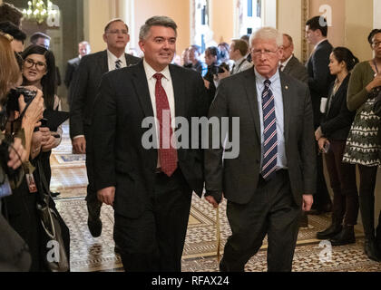 Obtenir suffisamment de voix pour passer. 24 Jan, 2019. États-unis le sénateur Cory Gardner (républicain de Californie), centre, et le sénateur américain Roger Wicker (républicain du Mississippi), droite, suivi par le sénateur américain John Boozman (républicain de l'Arkansas), gauche, marcher au Sénat à deux voix, sur la législation de rouvrir le gouvernement dans le Capitole à Washington, DC le jeudi 24 janvier 2019. Les deux propositions ont été votées et les deux n'a pas réussi à obtenir suffisamment de voix pour passer. Credit : Ron Sachs/CNP Crédit dans le monde entier | conditions : dpa/Alamy Live News Banque D'Images