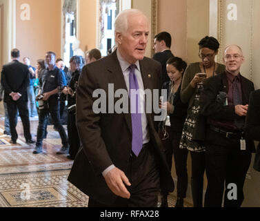 Obtenir suffisamment de voix pour passer. 24 Jan, 2019. États-unis le sénateur John Cornyn (républicain du Texas) en allant à l'US du Sénat pour deux voix, sur la législation de rouvrir le gouvernement dans le Capitole à Washington, DC le jeudi 24 janvier 2019. Les deux propositions ont été votées et les deux n'a pas réussi à obtenir suffisamment de voix pour passer. Credit : Ron Sachs/CNP Crédit dans le monde entier | conditions : dpa/Alamy Live News Banque D'Images