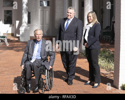 Austin, Texas, États-Unis. 24 Jan, 2019. L'ambassadeur d'Australie avec Hockey Joe épouse Melissa visite Babbage avec Texas Gov. Greg Abbott au cours de la Grande Mates Australia-Texas Barbecue à la Governor's Mansion. Abbott et le hockey a travaillé à renforcer les liens entre les alliés de l'agriculture et de discuter avant de manger de haute technologie vegemite australienne se termine brûlé et heartbrand akaushi. Credit : Bob Daemmrich/ZUMA/Alamy Fil Live News Banque D'Images