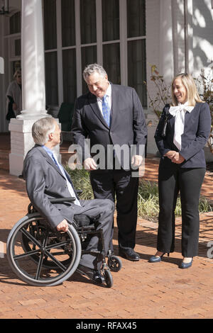 Austin, Texas, États-Unis. 24 Jan, 2019. L'ambassadeur d'Australie avec Hockey Joe épouse Melissa visite Babbage avec Texas Gov. Greg Abbott au cours de la Grande Mates Australia-Texas Barbecue à la Governor's Mansion. Abbott et le hockey a travaillé à renforcer les liens entre les alliés de l'agriculture et de discuter avant de manger de haute technologie vegemite australienne se termine brûlé et heartbrand akaushi. Credit : Bob Daemmrich/ZUMA/Alamy Fil Live News Banque D'Images