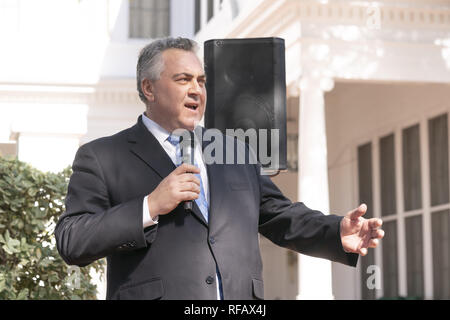 Austin, Texas, États-Unis. 24 Jan, 2019. L'ambassadeur Joe Hockey de l'Australie au cours de la grande visite s'accouple Australia-Texas Barbecue à la Governor's Mansion. Abbott et le hockey a travaillé à renforcer les liens entre les alliés de l'agriculture et de discuter avant de manger de haute technologie vegemite australienne se termine brûlé et heartbrand akaushi. Credit : Bob Daemmrich/ZUMA/Alamy Fil Live News Banque D'Images