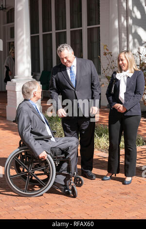 L'ambassadeur Joe Hockey de l'Australie et de l'épouse Melissa visite Babbage avec Texas Gov. Greg Abbott (en fauteuil roulant) au cours de la Grande Mates Australia-Texas Barbecue à la Governor's Mansion. Abbott et le hockey a travaillé à renforcer les liens entre les alliés de l'agriculture et de discuter avant de manger de haute technologie Vegemite australienne se termine brûlé et HeartBrand Akaushi boeuf. Banque D'Images