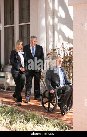 L'ambassadeur Joe Hockey de l'Australie et de l'épouse Melissa visite Babbage avec Texas Gov. Greg Abbott (en fauteuil roulant) au cours de la Grande Mates Australia-Texas Barbecue à la Governor's Mansion. Abbott et le hockey a travaillé à renforcer les liens entre les alliés de l'agriculture et de discuter avant de manger de haute technologie Vegemite australienne se termine brûlé et HeartBrand Akaushi boeuf. Banque D'Images