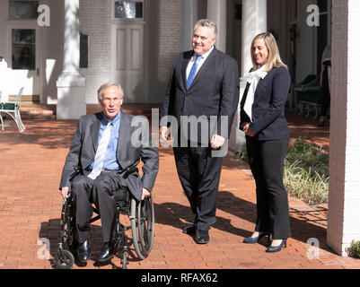 L'ambassadeur Joe Hockey de l'Australie et de l'épouse Melissa visite Babbage avec Texas Gov. Greg Abbott (en fauteuil roulant) au cours de la Grande Mates Australia-Texas Barbecue à la Governor's Mansion. Abbott et le hockey a travaillé à renforcer les liens entre les alliés de l'agriculture et de discuter avant de manger de haute technologie Vegemite australienne se termine brûlé et HeartBrand Akaushi boeuf. Banque D'Images