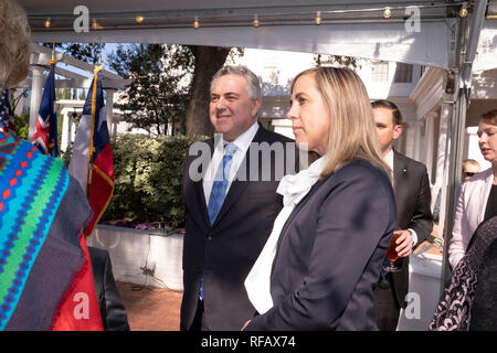 L'ambassadeur Joe Hockey de l'Australie et de l'épouse Melissa visite Babbage avec Texas Gov. Greg Abbott au cours de la Grande Mates Australia-Texas Barbecue à la Governor's Mansion. Abbott et le hockey a travaillé à renforcer les liens entre les alliés de l'agriculture et de discuter avant de manger de haute technologie Vegemite australienne se termine brûlé et HeartBrand Akaushi boeuf. Banque D'Images