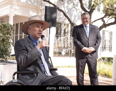 Austin, Texas, États-Unis. 24 Jan, 2019. L'ambassadeur de l'Australie, Hockey Joe r, écoute l'Texas Gov. Greg Abbott parle pendant la Grande Mates Australia-Texas Barbecue à la Governor's Mansion. Abbott est le port d'un chapeau Australian bush lui a donné en cadeau. Credit : Bob Daemmrich/ZUMA/Alamy Fil Live News Banque D'Images