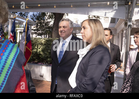 Austin, Texas, États-Unis. 24 Jan, 2019. L'ambassadeur Joe Hockey de l'Australie et de l'épouse Melissa visite Babbage avec Texas Gov. Greg Abbott au cours de la Grande Mates Australia-Texas Barbecue à la Governor's Mansion. Abbott et le hockey a travaillé à renforcer les liens entre les alliés de l'agriculture et de discuter avant de manger de haute technologie vegemite australienne se termine brûlé et heartbrand akaushi. Credit : Bob Daemmrich/ZUMA/Alamy Fil Live News Banque D'Images