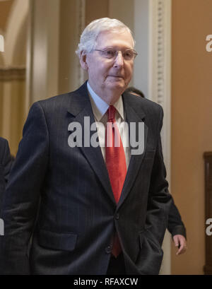 Washington, District de Columbia, Etats-Unis. 24 Jan, 2019. United States Chef de la majorité au Sénat Mitch McConnell (républicain du Kentucky) quitte le Sénat américain après avoir deux votes sur un projet de loi visant à rouvrir le gouvernement dans le Capitole. Les deux propositions ont été votées et les deux n'a pas réussi à obtenir suffisamment de voix pour adopter Credit : Ron Sachs/CNP/ZUMA/Alamy Fil Live News Banque D'Images