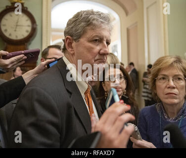 Washington, District de Columbia, Etats-Unis. 24 Jan, 2019. Le sénateur américain John Kennedy (républicain de Louisiane) est interviewé pendant qu'il marche au Sénat à deux voix, sur la législation de rouvrir le gouvernement dans le Capitole. Les deux propositions ont été votées et les deux n'a pas réussi à obtenir suffisamment de voix pour passer. Credit : Ron Sachs/CNP/ZUMA/Alamy Fil Live News Banque D'Images