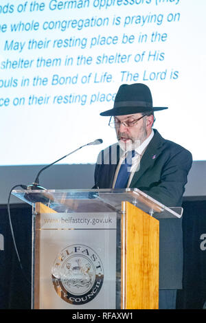 Belfast City Hall, Belfast, Royaume-Uni 24 janvier 2019. Un jour commémoratif de l'événement a eu lieu à Belfast City Hall le 24 janvier 2019 pour marquer 74 années depuis la libération du camp de concentration Auschwitz-Birkenau. Cette année, Jour commémoratif de l'Holocauste est une journée de commémoration nationale au Royaume-Uni dédiée à la mémoire de ceux qui ont souffert dans l'Holocauste, sous la persécution nazie. Une seule bougie a été allumée en souvenir et à conclure qu'il y avait le son du shofar. Credit : Bonzo/Alamy Live News Banque D'Images