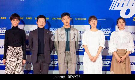 Yum Jung-Ah, Jo Jung-Suk Ryu, Jun-Yeol, Gong Hyo-Jin et Jeon Hye-Jin, Jan 24, 2019 acteurs : (L-R) Yum Jung-Ah, Jo Jung-Suk Ryu, Jun-Yeol, Gong Hyo-Jin et Jeon Hye-Jin posent au cours d'une conférence de presse après un aperçu de la presse de leur nouveau film sud-coréen, "Hit-and-Run Squad' à Séoul, Corée du Sud. Credit : Lee Jae-Won/AFLO/Alamy Live News Banque D'Images