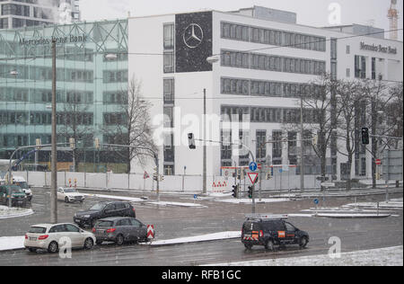 Stuttgart, Allemagne. 24 Jan, 2019. Les voitures roulent à l'avant de la Mercedes-Benz siège de la Banque mondiale. Le 25 janvier 2019, une procédure de détermination de l'échantillon va commencer contre Mercedes-Benz Bank AG. Les propriétaires qui ont adhéré à un modèle collectif contre la banque veulent avoir les règles de révocation dans les accords de crédit de la banque a déclaré invalide. Credit : Marijan Murat/dpa/Alamy Live News Banque D'Images