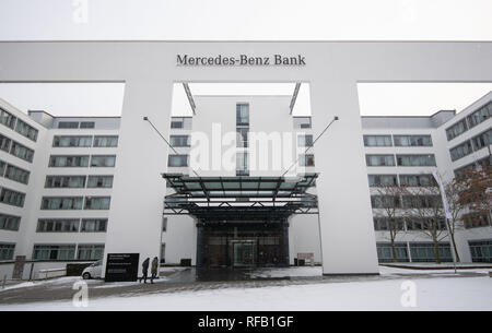 Stuttgart, Allemagne. 24 Jan, 2019. La Mercedes-Benz Bank logo peut être vu au siège de la banque. Le 25 janvier 2019, une procédure de détermination de l'échantillon va commencer contre Mercedes-Benz Bank AG. Les propriétaires qui ont adhéré à un modèle collectif contre la banque veulent avoir les règles de révocation dans les accords de crédit de la banque a déclaré invalide. (Concernant le département : 'Sample détermination des procédures contre Mercedes-Benz Bank' du 25.01.2019) Crédit : Marijan Murat/dpa/Alamy Live News Banque D'Images