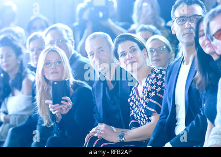 24 janvier 2019, Bavaria, Munich : Esther Schweins (l-r), actrice, Heino Ferch, acteur, son épouse Marie-Jeanette Ferch et Erol Sander, acteurs suivez le spectacle au Lunettes Rodenstock Show 2019 à l'Isarforum. Photo : Tobias Hase/THA/dpa Banque D'Images