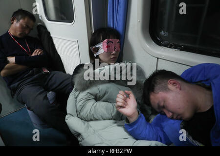 Beijing, Chine. 25 Jan, 2019. Les passagers sont vu endormi à bord du train no K4663 qui se déplace de l'est de la Chine à Shanghai, Chengdu, dans le sud-ouest de la province chinoise du Sichuan, début le 25 janvier 2019. Credit : Ding Ting/Xinhua/Alamy Live News Banque D'Images