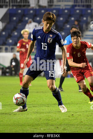 Yuya Osako du Japon (L) et le Vietnam's Luong Xuan Truong durant la coupe d'Asie de l'AFC 2019 ÉMIRATS ARABES UNIS 0-1 match quart entre le Vietnam et le Japon à Al Maktoum Stadium à Dubaï, Émirats arabes unis, le 24 janvier 2019. Credit : EXTRÊME-ORIENT PRESSE/AFLO/Alamy Live News Banque D'Images