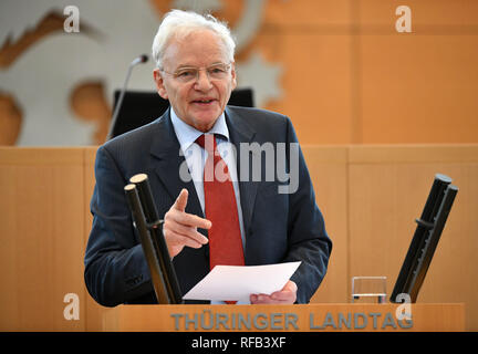 Erfurt, Allemagne. 25 Jan, 2019. L'historien Götz Aly parle dans une heure de commémoration dans le parlement de Thuringe. Les politiciens et les citoyens se souvenir des victimes du national-socialisme. Trois survivants du camp de concentration de Buchenwald. Le 27 janvier il y aura d'autres événements dans le pays pour marquer la Journée internationale de commémoration des victimes de l'Holocauste. Crédit : Martin Schutt/dpa-Zentralbild/dpa/Alamy Live News Banque D'Images